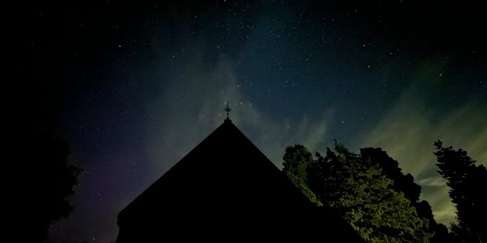Starry Nights in a Snug Retreat